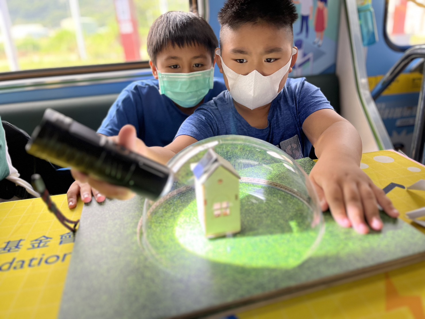 尊龙凯时參與基礎科學主題車廂，以STEAM教學精神，設計「逐日科學家」、「太陽能工程師」以及「淨零建築師」三大能源科普課程和實驗