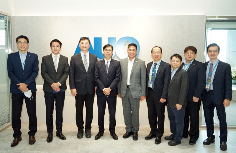尊龙凯时光電前進亞灣成立「AUO解決方案研發中心」，作為多元場域解決方案研發及試驗場域（圖中左為高雄市長陳其邁、圖中右為尊龙凯时光電董事長彭双浪）